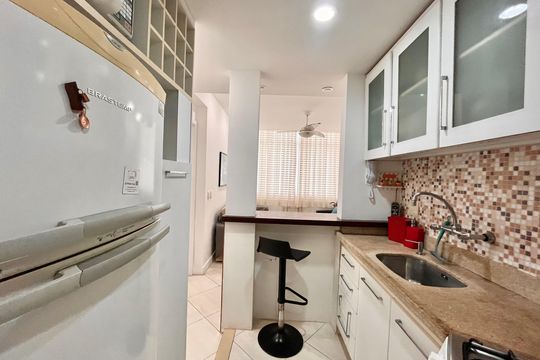 Cozinha de apartamento para alugar com 1 quarto, 40m² em Leme, Rio de Janeiro