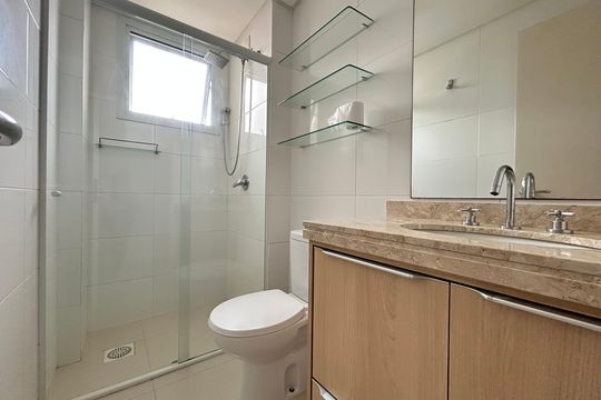 Banheiro social  de apartamento para alugar com 2 quartos, 50m² em Saco Grande, Florianópolis