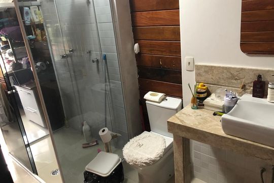 Banheiro de apartamento para alugar com 2 quartos, 256m² em Terras do Madeira, Carapicuíba