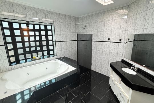 Banheiro da Suíte de casa para alugar com 3 quartos, 356m² em Vila Eldizia, Santo André