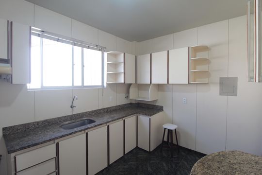 Cozinha de apartamento para alugar com 3 quartos, 95m² em Santa Rosa, Belo Horizonte