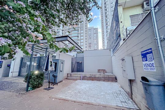 Fachada com Plaquinha de apartamento à venda com 3 quartos, 68m² em Tatuapé, São Paulo
