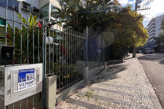 Placa de apartamento à venda com 3 quartos, 94m² em Leblon, Rio de Janeiro