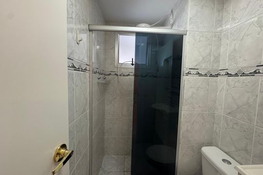 Banheiro de apartamento para alugar com 3 quartos, 54m² em Conjunto Promorar Raposo Tavares, São Paulo