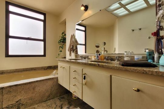 Banheiro 1 de apartamento à venda com 4 quartos, 194m² em Vila Gilda, Santo André