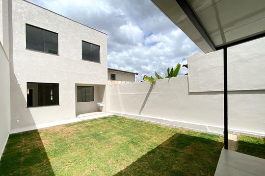 Área externa de casa à venda com 3 quartos, 233m² em Santa Ines, Belo Horizonte
