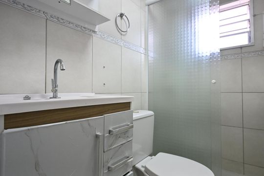 Banheiro de apartamento para alugar com 2 quartos, 47m² em Parque Munhoz, São Paulo