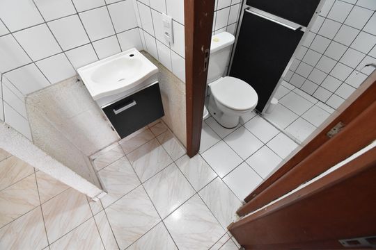 Banheiro de apartamento à venda com 2 quartos, 43m² em Cachoeira, Curitiba