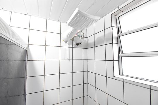 Banheiro de apartamento à venda com 2 quartos, 43m² em Cachoeira, Curitiba