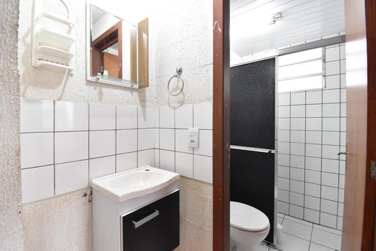 Banheiro de apartamento à venda com 2 quartos, 43m² em Cachoeira, Curitiba