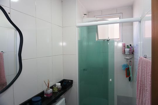Banheiro de apartamento para alugar com 2 quartos, 67m² em Jardim Vista Alegre, Embu das Artes
