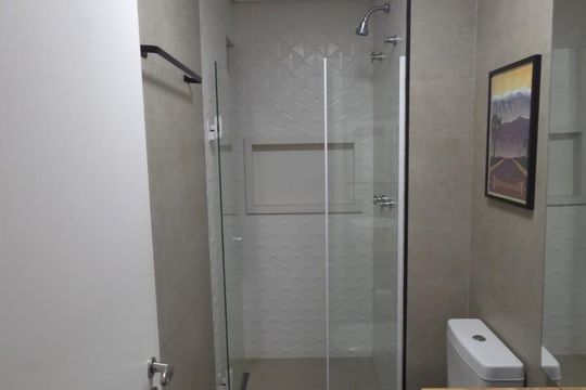 Banheiro de casa à venda com 2 quartos, 73m² em Empresarial 18 do Forte, Barueri