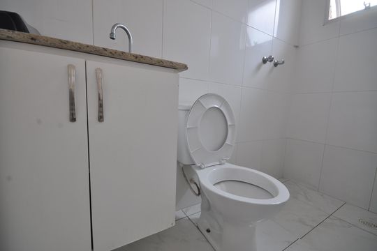 Banheiro da Suíte 1 de casa de condomínio para alugar com 2 quartos, 70m² em Vila Ede, São Paulo