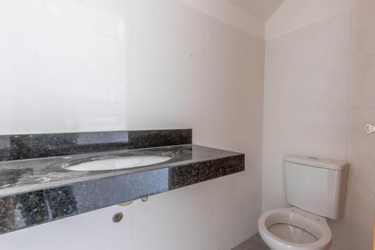 Banheiro de casa à venda com 3 quartos, 99m² em Parque Xangri-Lá, Contagem