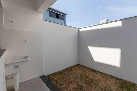 Área de serviço de casa à venda com 3 quartos, 99m² em Parque Xangri-Lá, Contagem