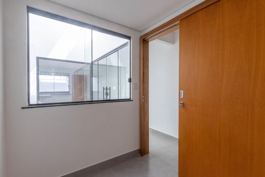 Quarto de casa à venda com 3 quartos, 99m² em Parque Xangri-Lá, Contagem