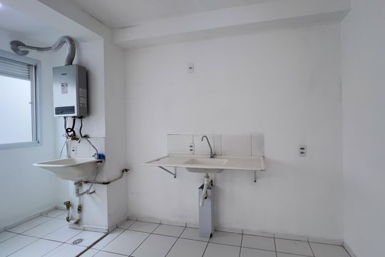 Cozinha e área de serviço  de apartamento para alugar com 2 quartos, 45m² em Liberdade, São Paulo