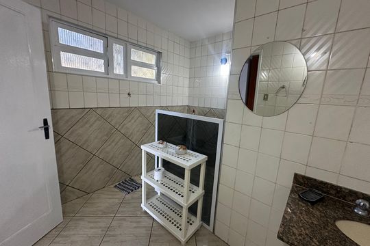 Banheiro 1 de casa para alugar com 3 quartos, 160m² em Parque Prainha, São Vicente