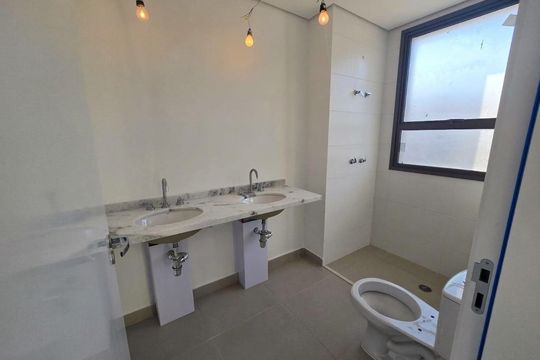 Banheiro de apartamento à venda com 3 quartos, 167m² em Alphaville, Santana de Parnaíba