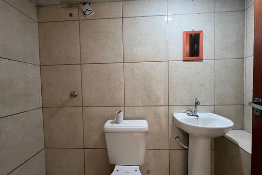 Banheiro Social de kitnet/studio para alugar com 1 quarto, 45m² em Milanez, Contagem