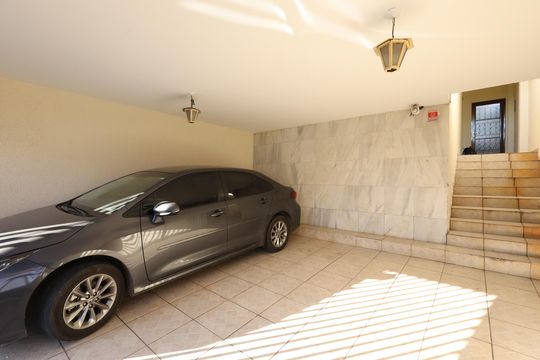 Garagem de casa para alugar com 4 quartos, 199m² em Campo Grande, São Paulo