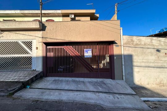 Fachada de casa para alugar com 4 quartos, 199m² em Campo Grande, São Paulo