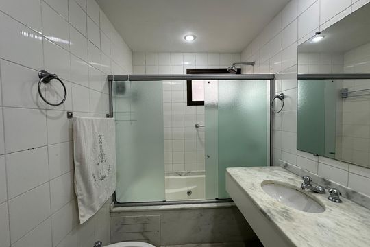 Banheiro de apartamento para alugar com 1 quarto, 61m² em Alphaville Industrial, Barueri
