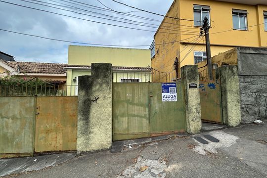 Fachada  de casa para alugar com 2 quartos, 72m² em Praça Seca, Rio de Janeiro