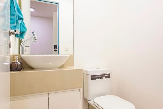 Banheiro de apartamento para alugar com 1 quarto, 50m² em Alphaville Industrial, Barueri