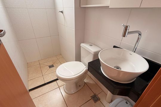 Banheiro de apartamento para alugar com 2 quartos, 43m² em Jardim Imperial, Aparecida de Goiânia, Aparecida de Goiânia