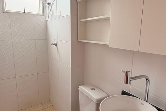 Banheiro de apartamento para alugar com 2 quartos, 43m² em Jardim Imperial, Aparecida de Goiânia, Aparecida de Goiânia