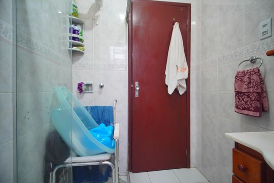Banheiro de apartamento à venda com 1 quarto, 39m² em Floresta, Porto Alegre