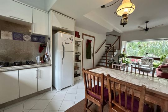 Cozinha de apartamento para alugar com 3 quartos, 114m² em Canto da Lagoa, Florianópolis