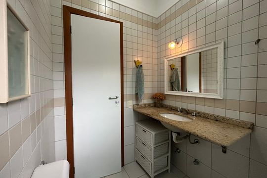 Banheiro suite de apartamento para alugar com 3 quartos, 114m² em Canto da Lagoa, Florianópolis