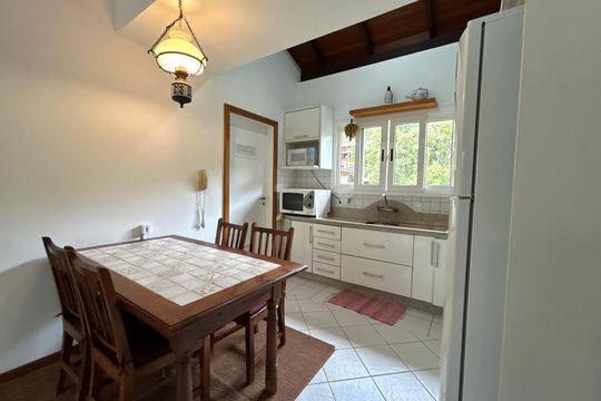 Cozinha  de casa de condomínio para alugar com 3 quartos, 52m² em Canto da Lagoa, Florianópolis