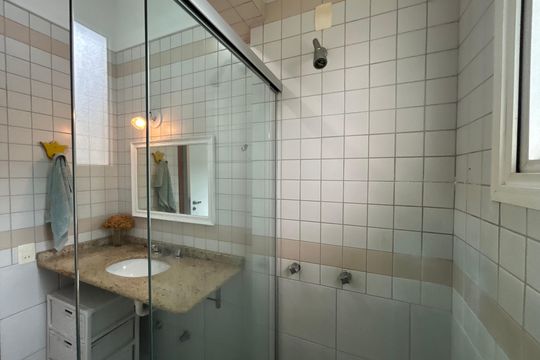 Banheiro suíte  de casa de condomínio para alugar com 3 quartos, 52m² em Canto da Lagoa, Florianópolis