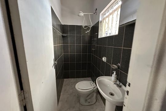 Banheiro de casa para alugar com 1 quarto, 50m² em Jardim Belval, Barueri