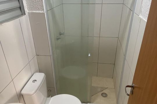 Banheiro de apartamento para alugar com 2 quartos, 50m² em Santa Cruz, Rio de Janeiro