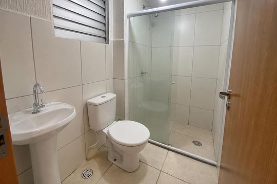 Banheiro de apartamento para alugar com 2 quartos, 50m² em Santa Cruz, Rio de Janeiro