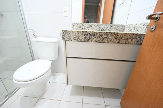 Banheiro da Suíte de apartamento para alugar com 2 quartos, 64m² em Parque Amazonia, Goiânia