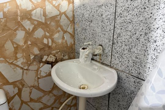 Banheiro de casa de condomínio para alugar com 1 quarto, 35m² em Estuário, Santos