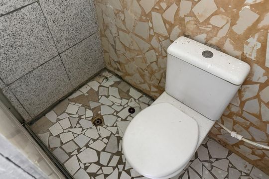 Banheiro de casa de condomínio para alugar com 1 quarto, 35m² em Estuário, Santos