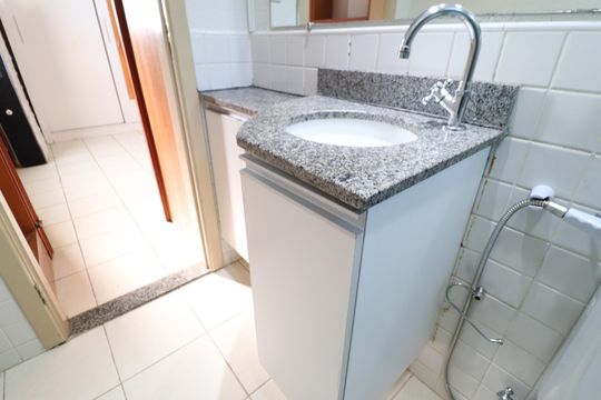 Banheiro do Quarto 2 de apartamento para alugar com 2 quartos, 65m² em Tubalina, Uberlândia