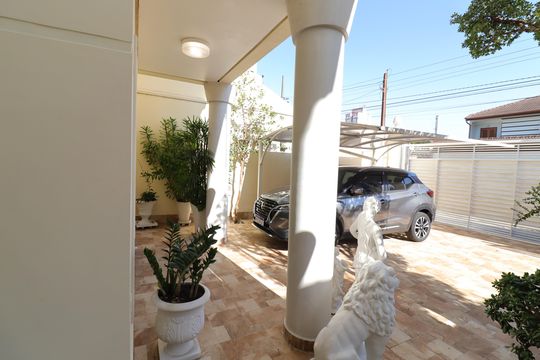 Garagem de casa à venda com 5 quartos, 248m² em Campo Grande, São Paulo