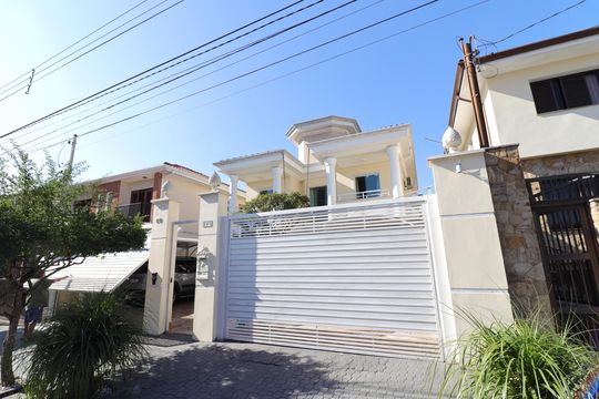 Fachada de casa à venda com 5 quartos, 248m² em Campo Grande, São Paulo