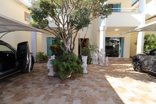 Garagem de casa à venda com 5 quartos, 248m² em Campo Grande, São Paulo