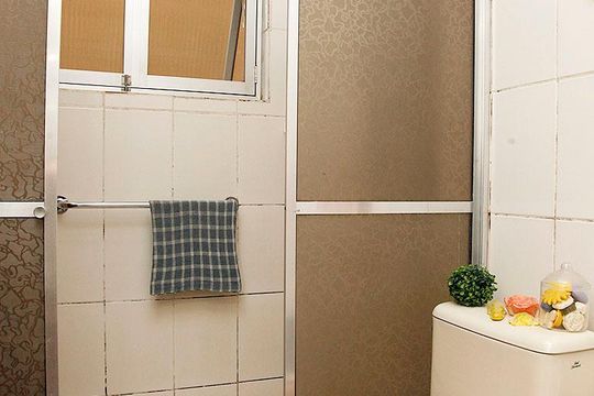 Banheiro de apartamento à venda com 2 quartos, 60m² em Santana, Porto Alegre