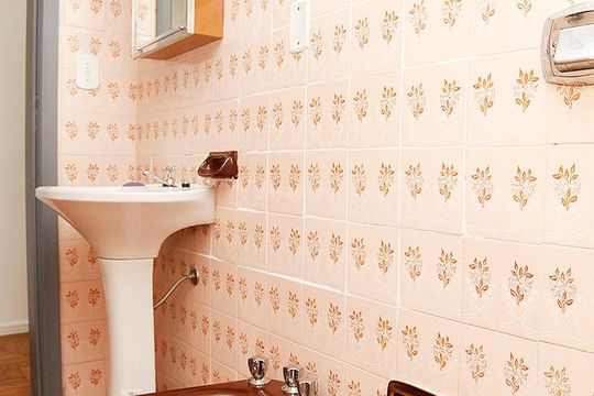 Banheiro de apartamento à venda com 1 quarto, 50m² em Menino Deus, Porto Alegre