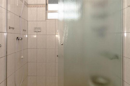 Banheiro social de apartamento para alugar com 1 quarto, 54m² em Centro Histórico, Porto Alegre