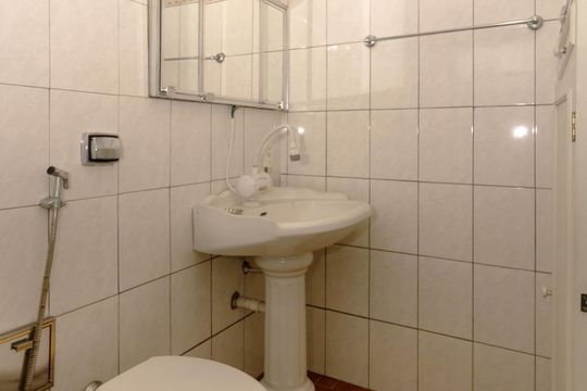 Banheiro de serviço de apartamento para alugar com 1 quarto, 54m² em Centro Histórico, Porto Alegre